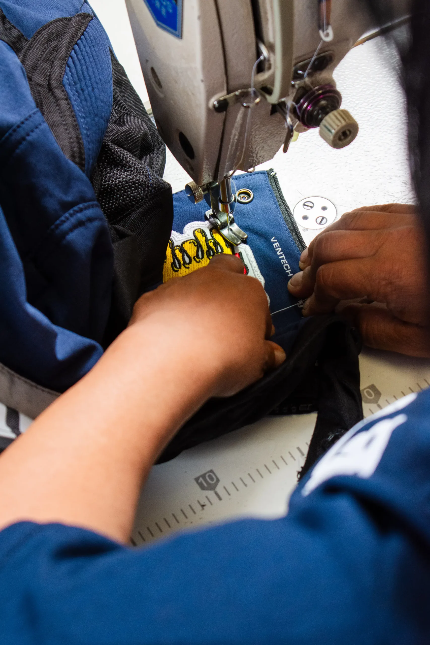 empleado-con-uniforme-ejecutivo-personalizado-en-toluca