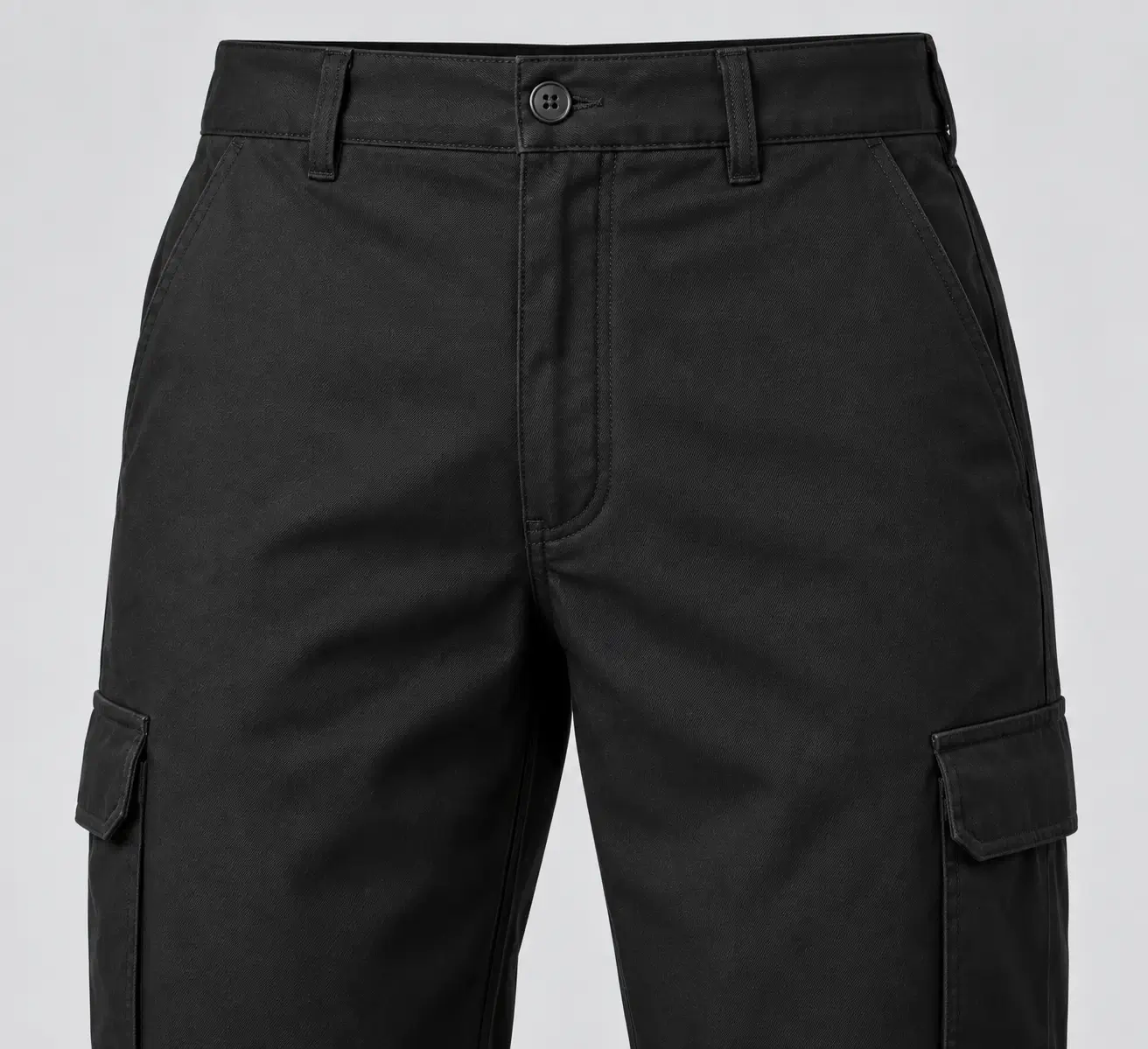 Detalle frontal de pantalón cargo industrial para hombre
