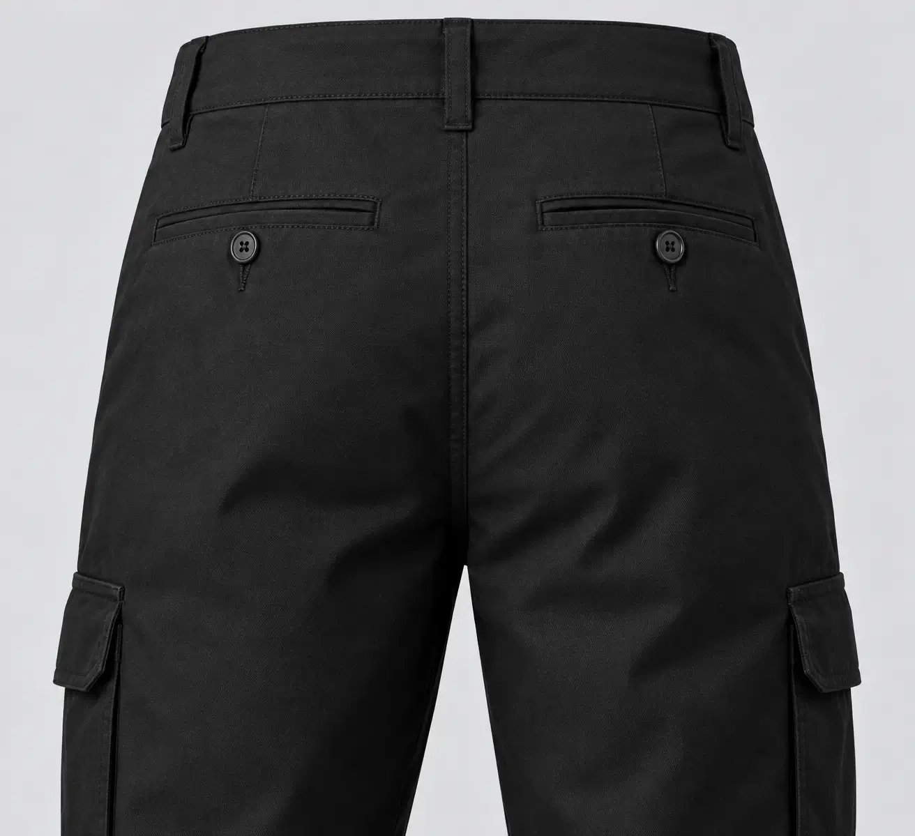 Detalle trasero de pantalón cargo industrial para hombre